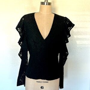 Very fine lace zipper in the back